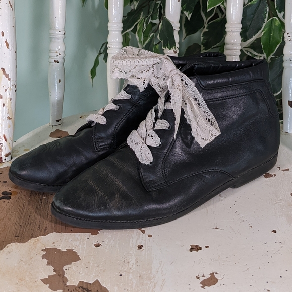 5/$18 Vintage Cameos Booties with Lacey Laces - Picture 3 of 11